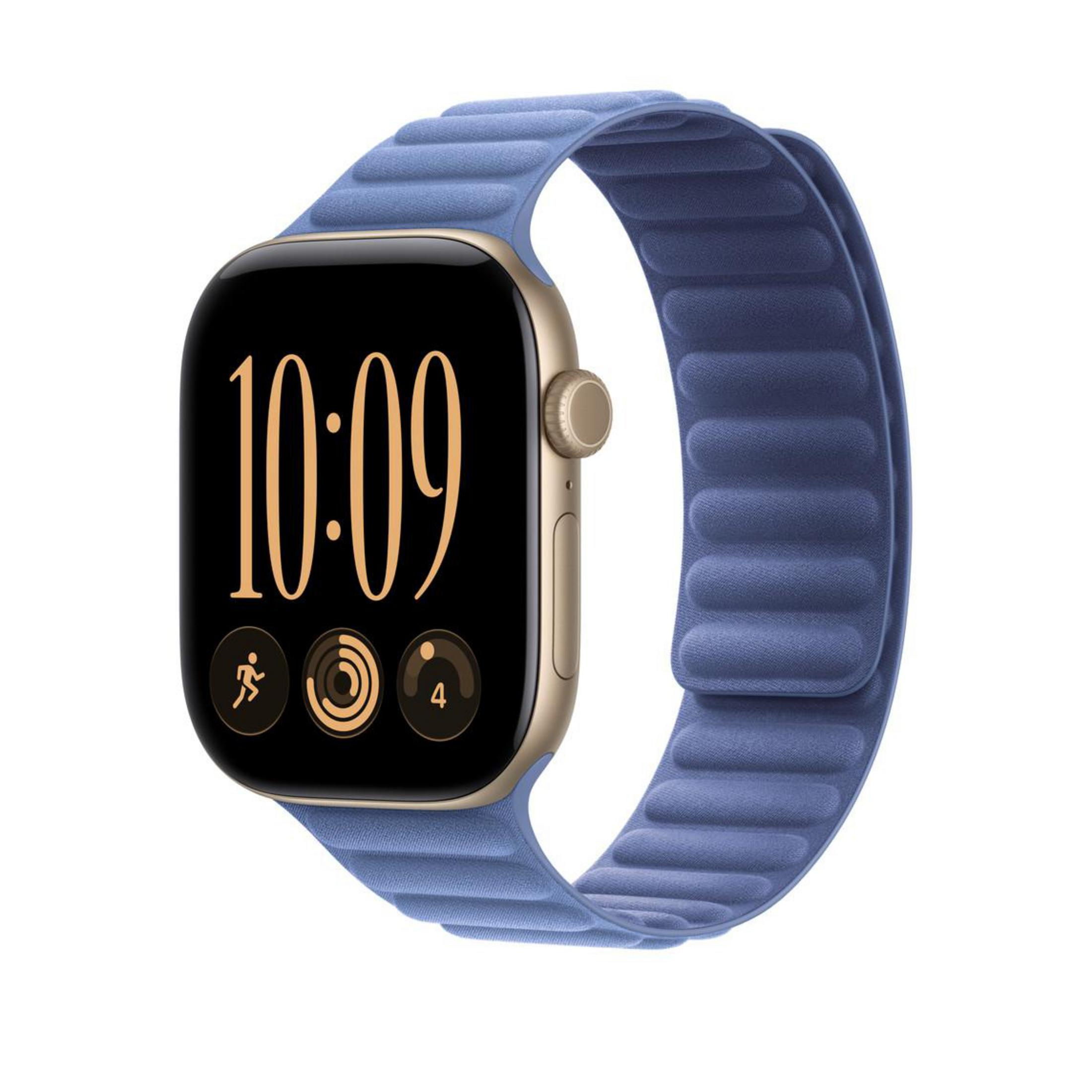 Uno smartwatch dorato con display digitale e cinturino magnetico blu a coste su sfondo bianco.