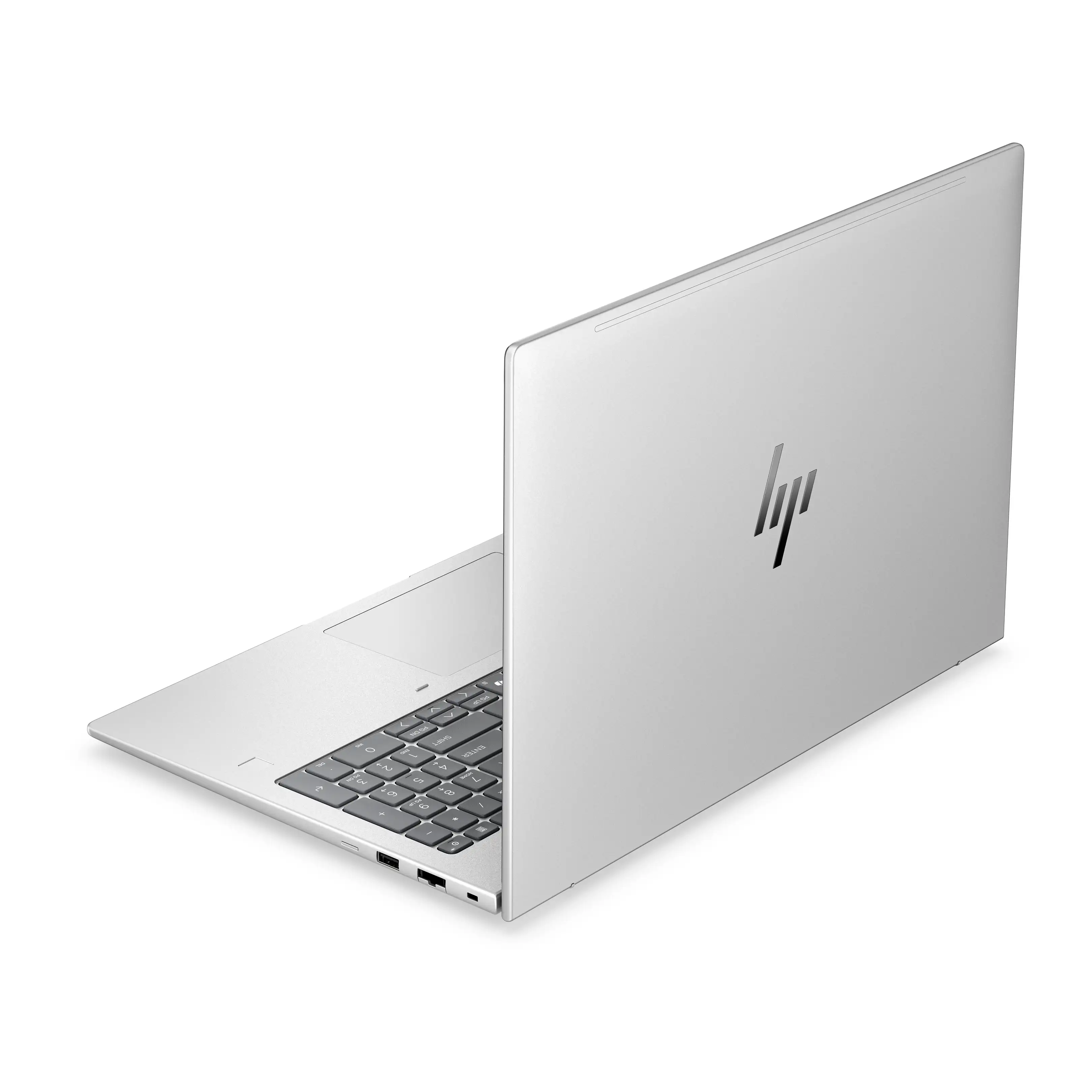 Un laptop HP argento visto da dietro a destra, che mostra il coperchio chiuso con il logo HP e la tastiera.