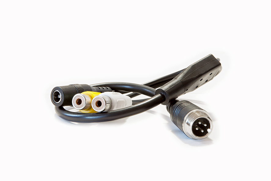 Ein schwarzes Multikabel mit RCA-, Strom- und mehrpoligen Steckern auf weißem Grund.