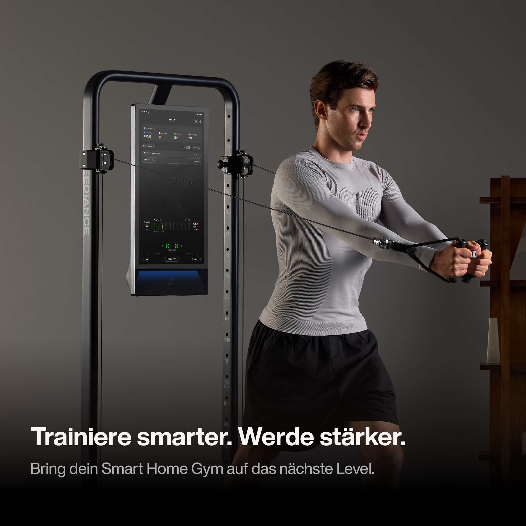 Ein Mann in Sportkleidung trainiert an einem modernen Smart Home Gym Gerät.
