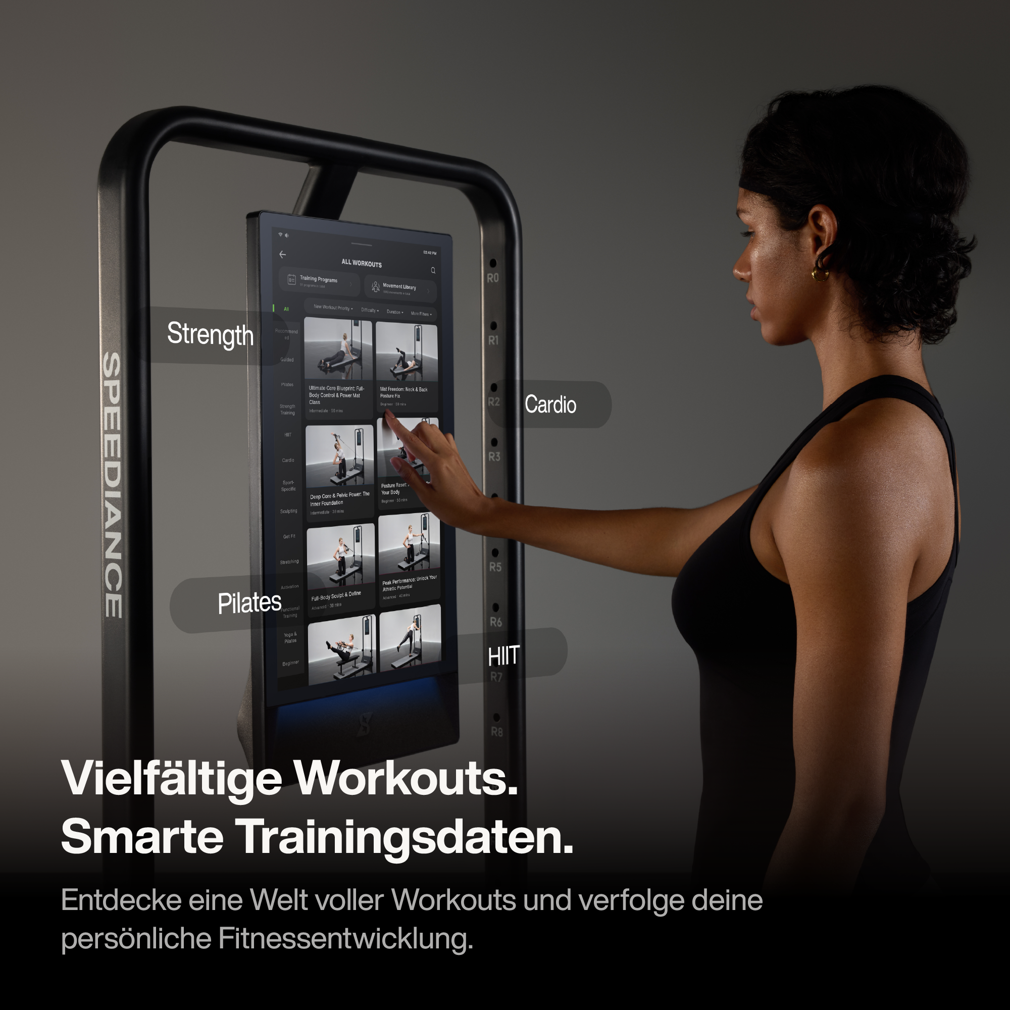 Eine Frau tippt auf den Touchscreen eines Speediance-Fitnessgeräts mit Workout-Auswahl.