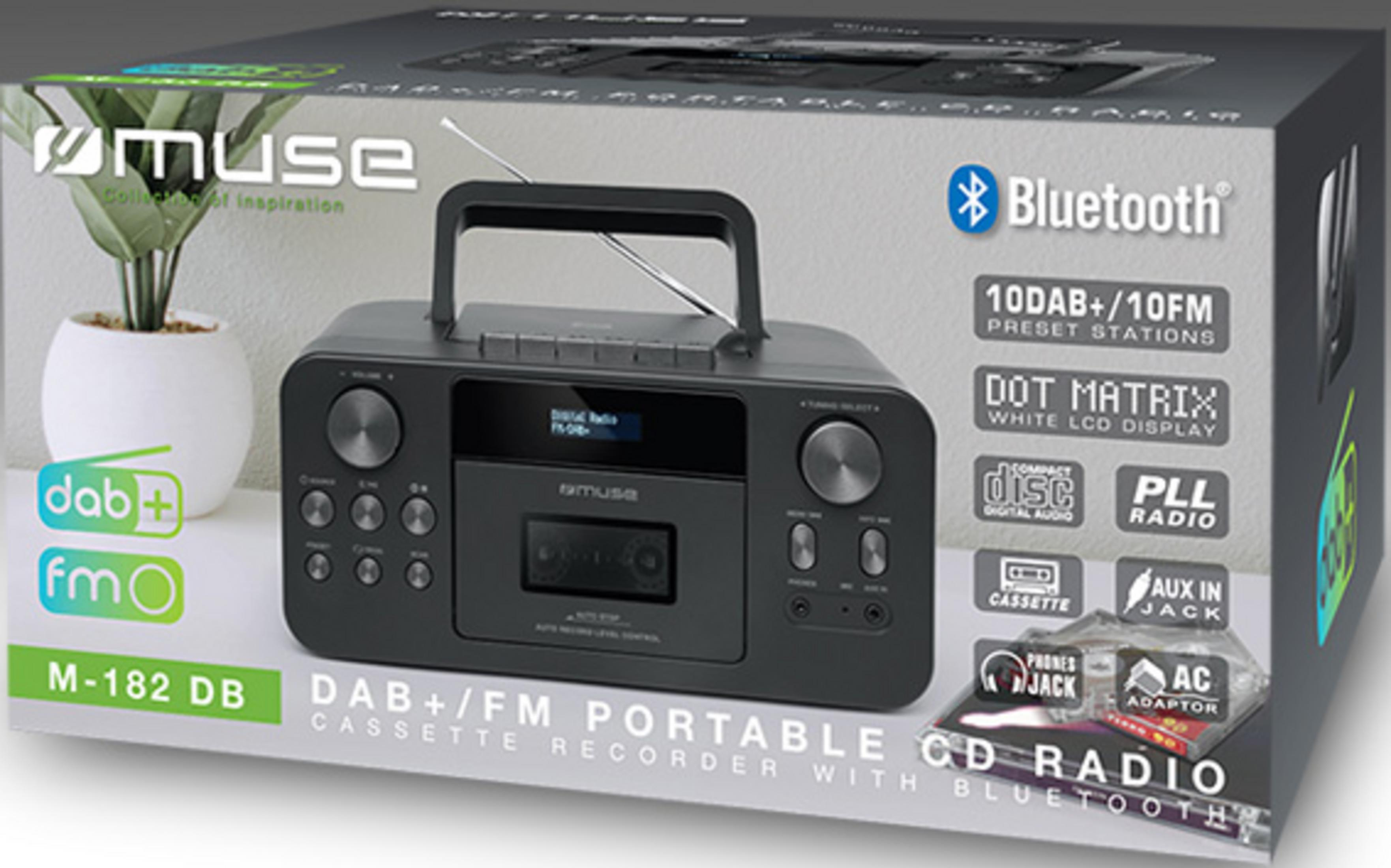 Verpackung eines schwarzen Muse M-182 DB tragbaren DAB+/FM-Kassetten-CD-Radios mit Bluetooth und weißem Pflanzgefäß.