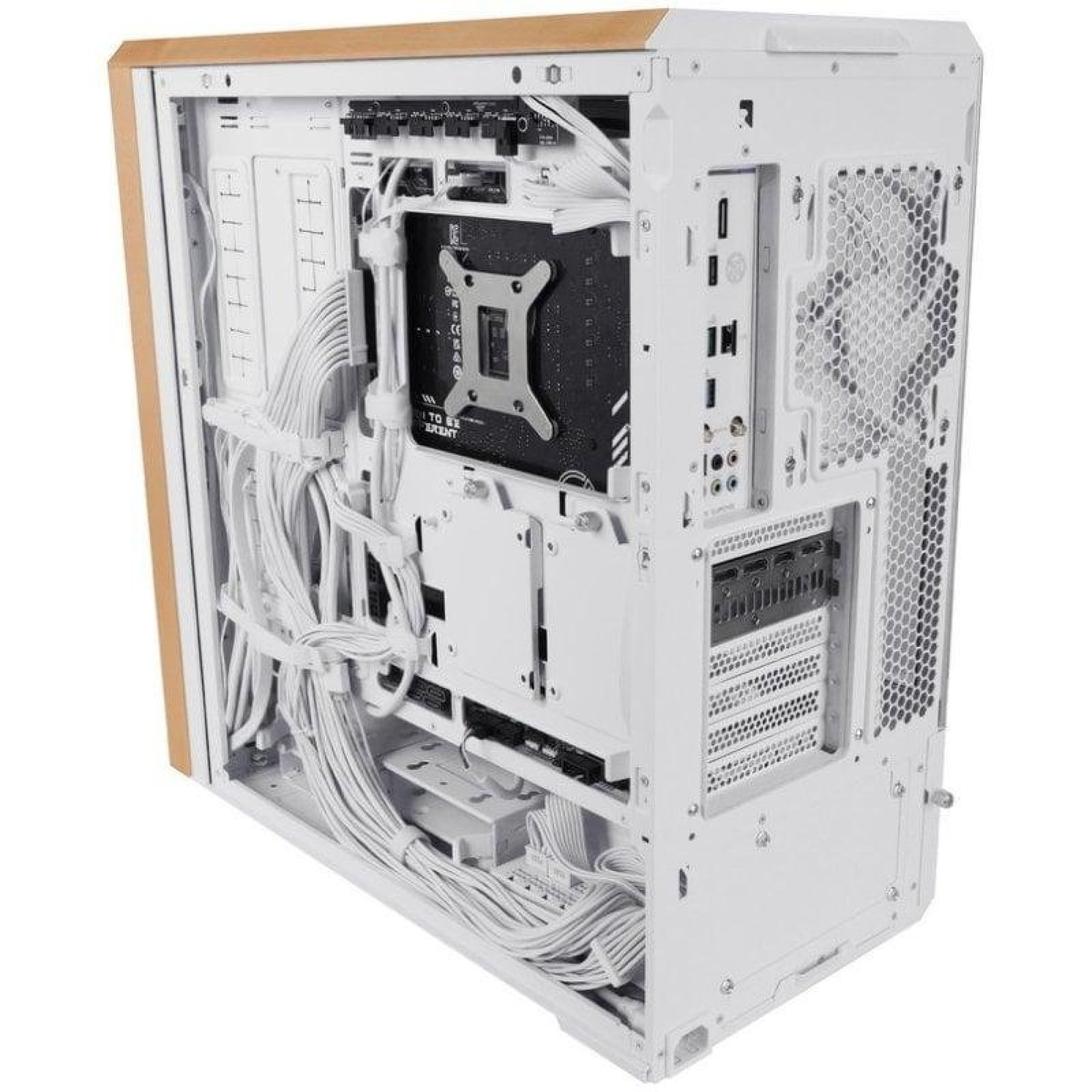L'arrière d'un boîtier de PC blanc avec des câbles blancs bien rangés et un panneau en bois.