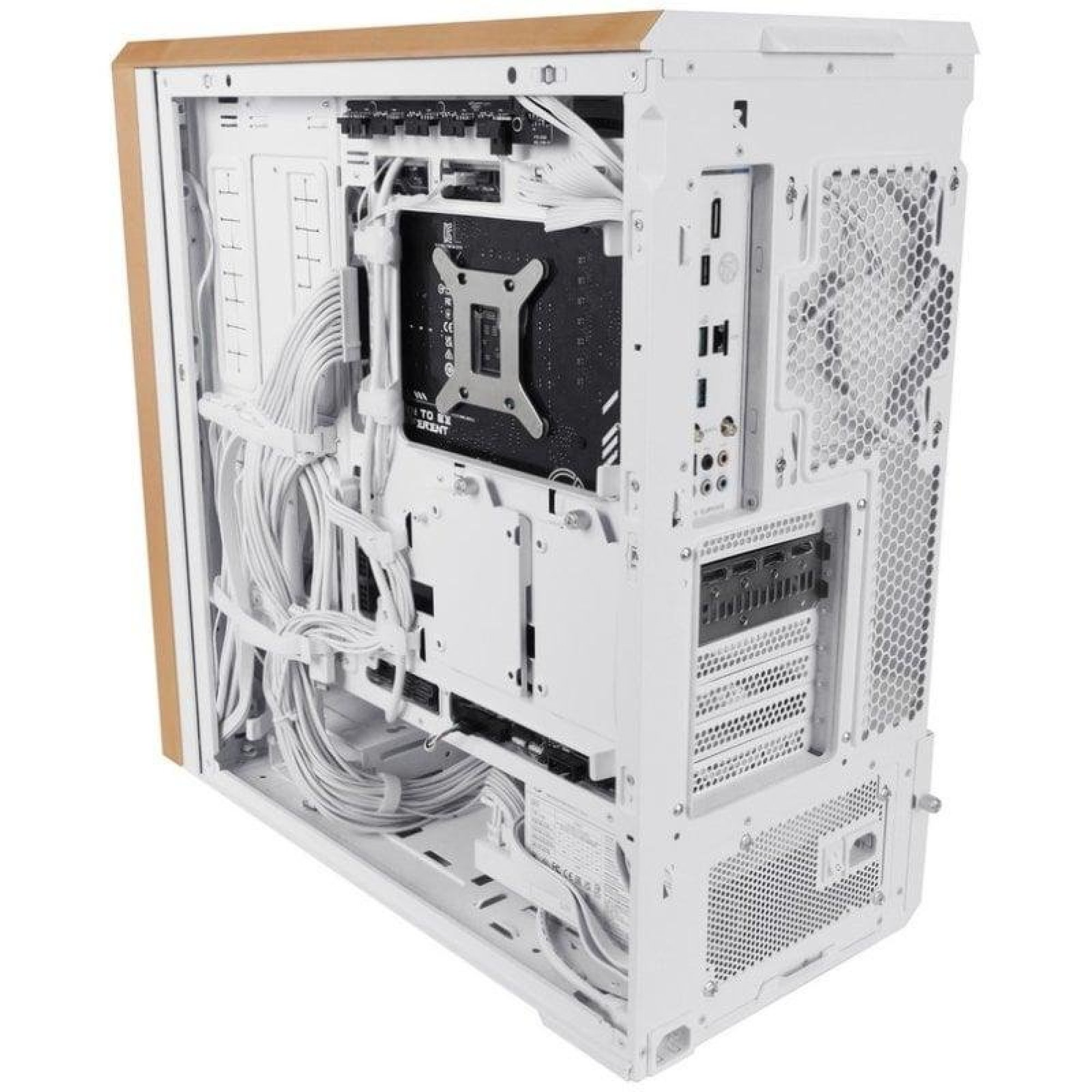 Arrière d'un boîtier de PC blanc avec des accents en bois et des câbles blancs bien rangés.
