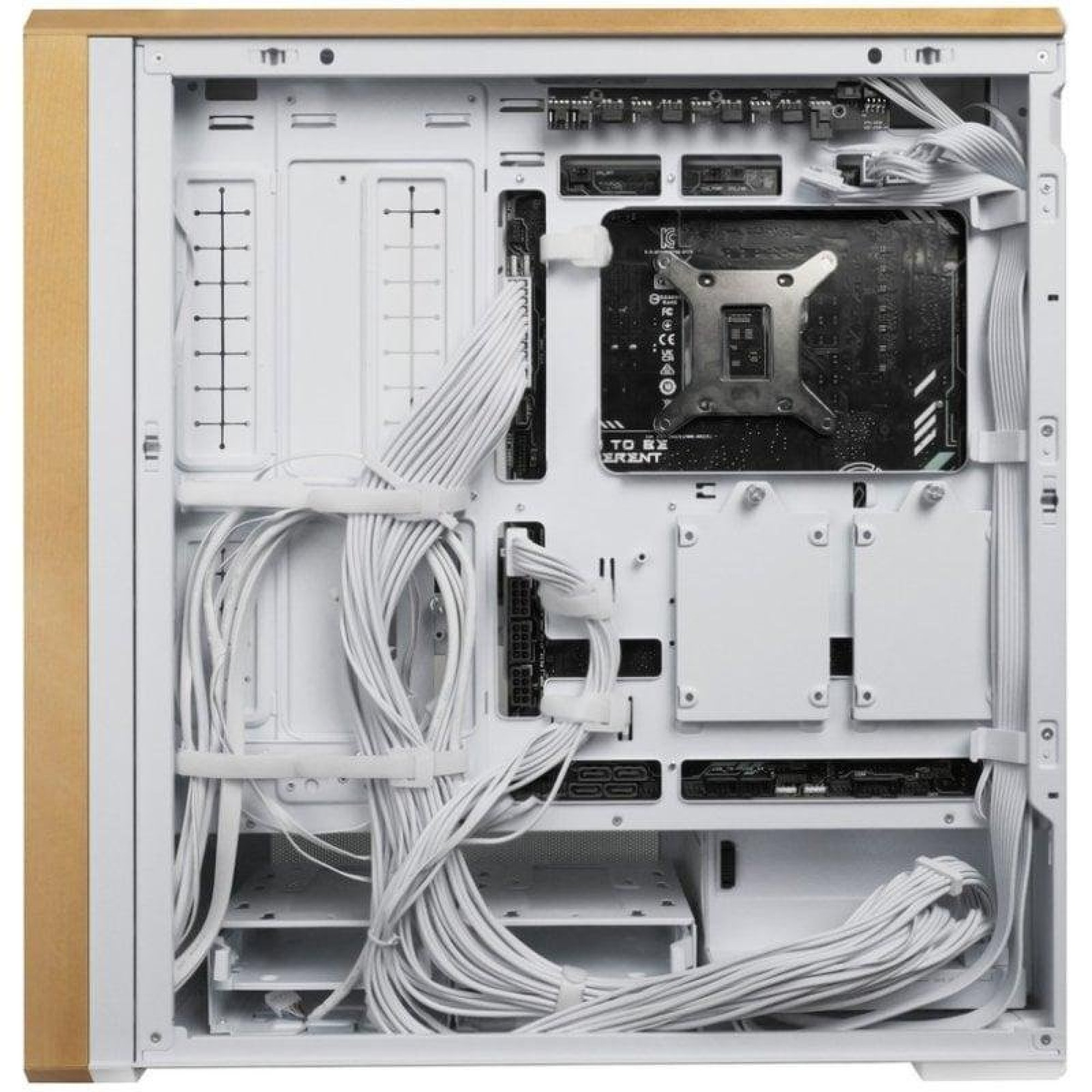L'arrière d'un boîtier de PC blanc avec des câbles blancs bien rangés et un support de CPU visible.