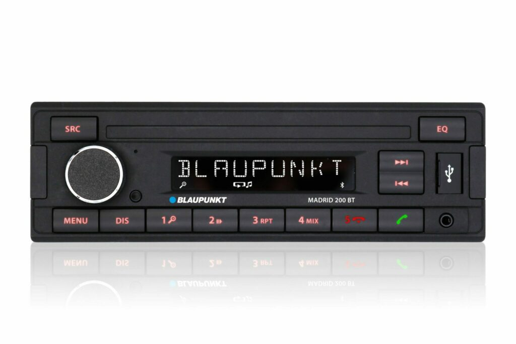 Schwarzes Blaupunkt Madrid 200 BT Autoradio mit Display, Drehknopf und Tasten vor weißem Hintergrund.