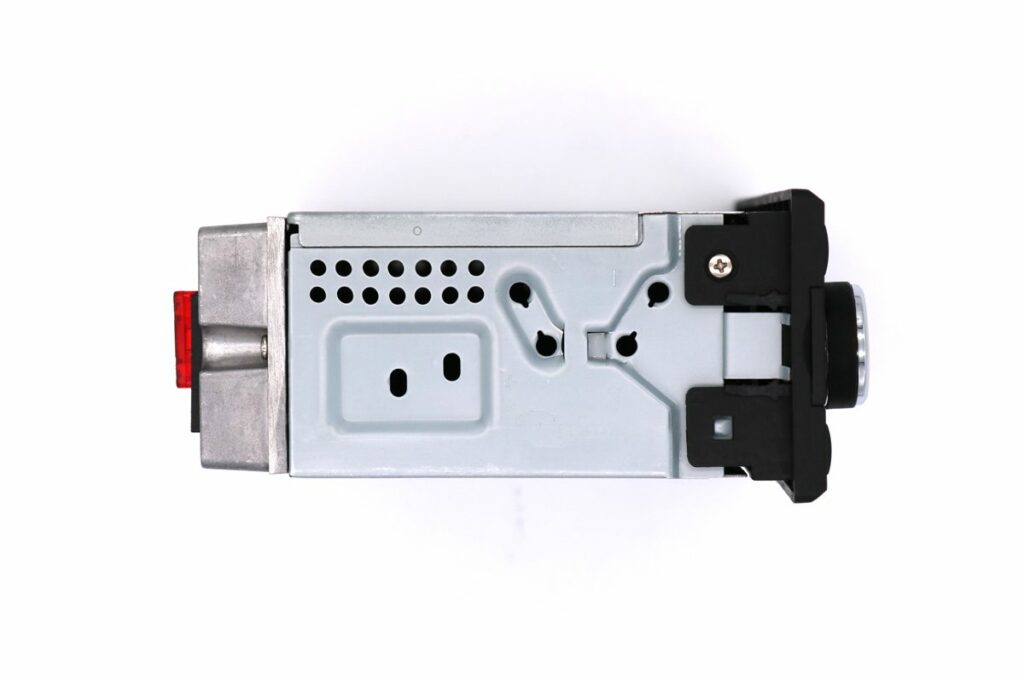 Seitenansicht eines rechteckigen elektronischen Geräts mit Belüftungslöchern und schwarzem Frontrahmen auf weißem Hintergrund.