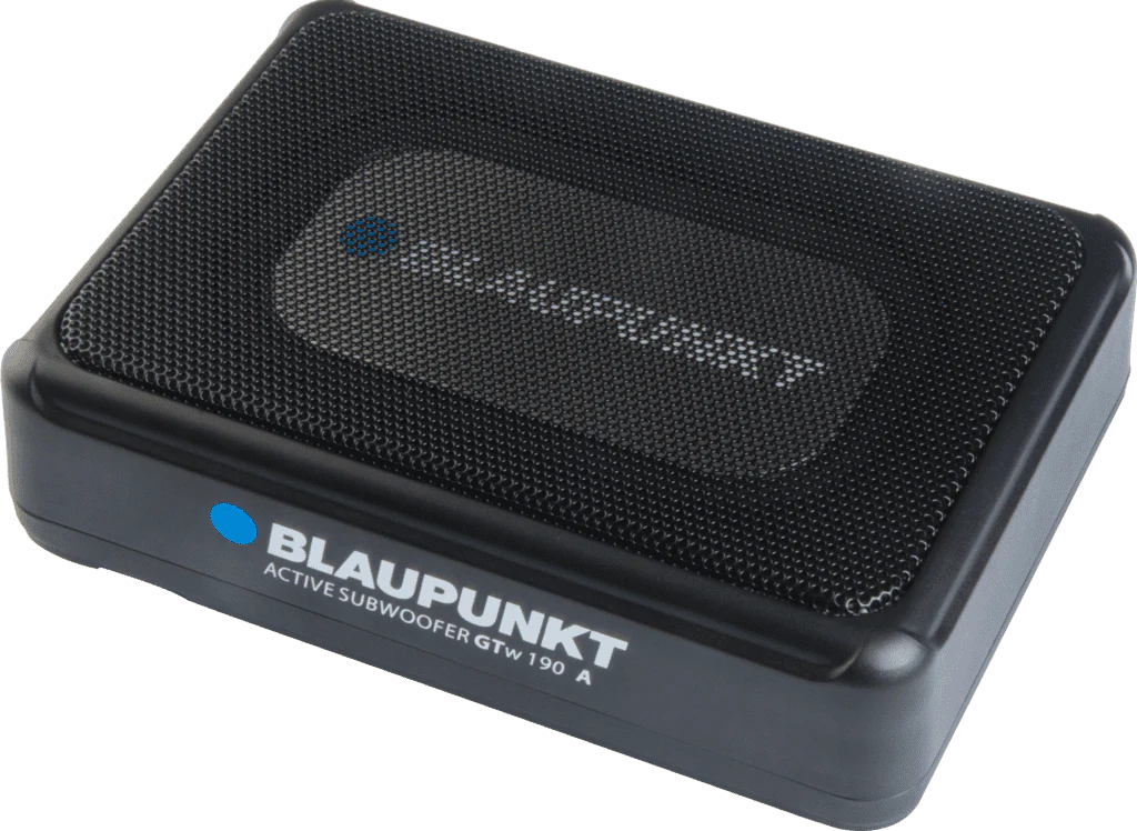 Ein schwarzer Blaupunkt GTw 190 A Aktiv-Subwoofer mit Metallgitter und weißer Beschriftung vor schwarzem Hintergrund.