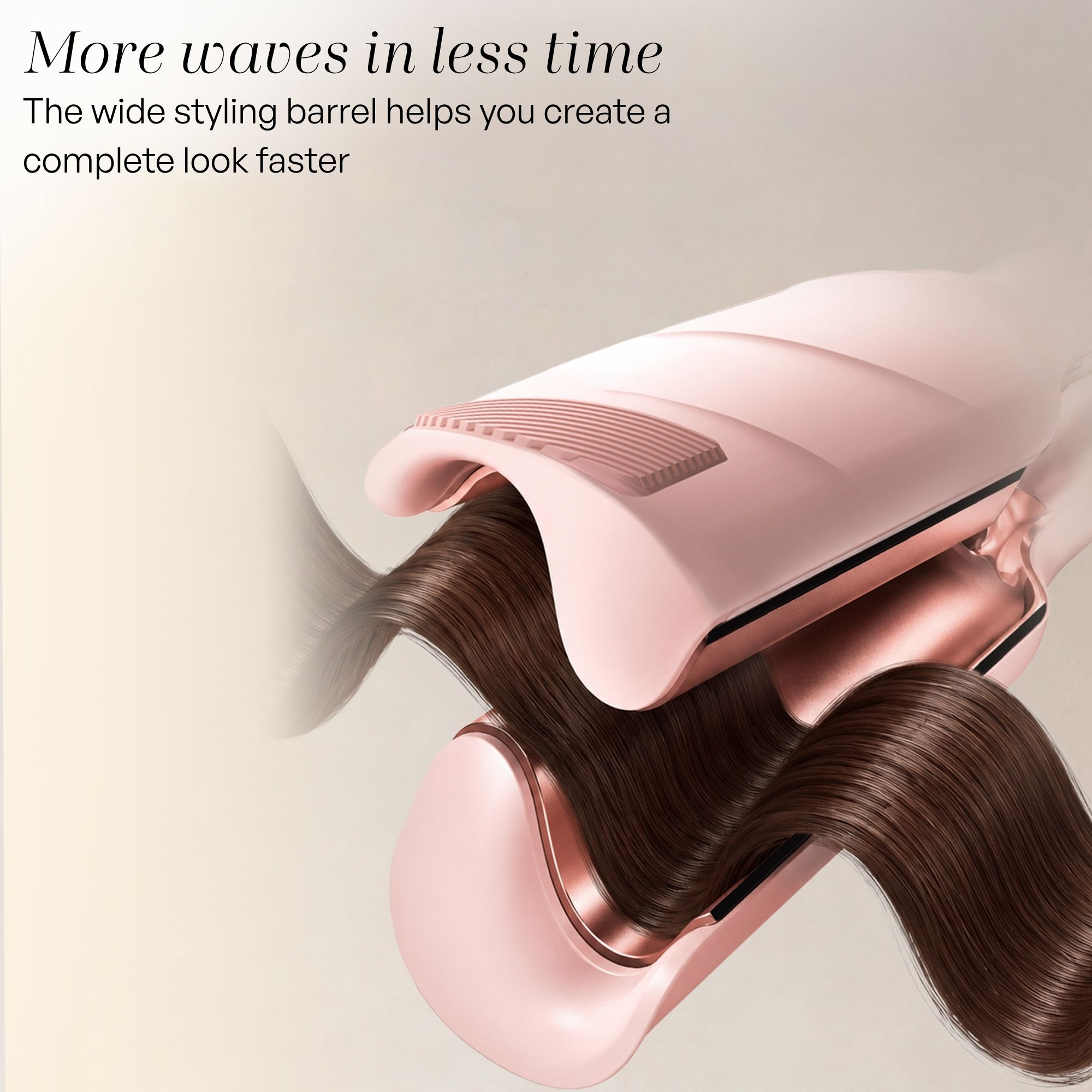 Uno strumento per capelli rosa che modella capelli castani in onde.