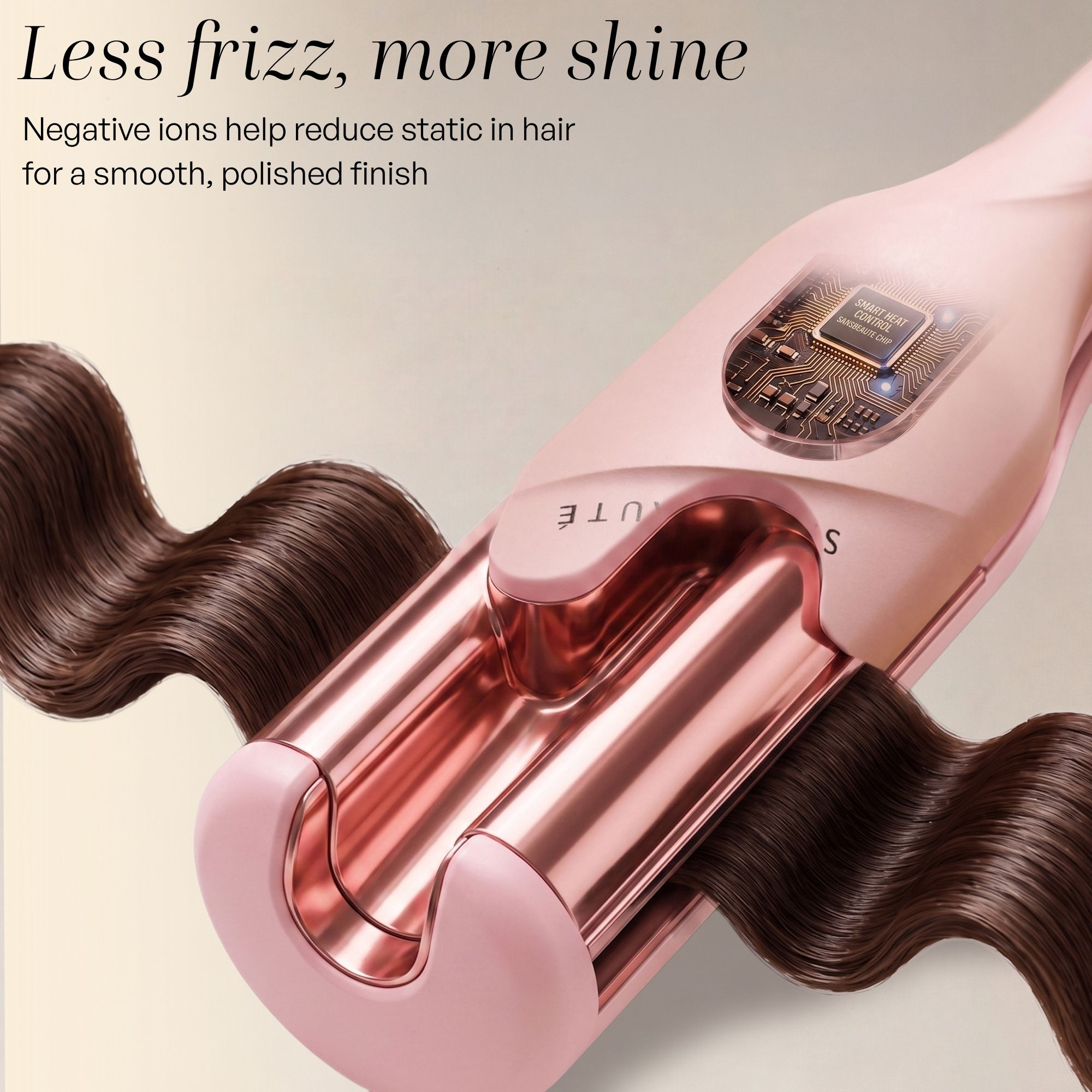 Arricciacapelli rosa modella capelli castani ondulati; testo sopra promuove lucentezza.