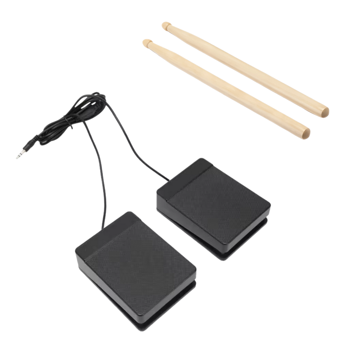 Zwei schwarze Pedale mit Kabeln und Klinkenstecker sowie zwei hölzerne Drumsticks auf weißem Hintergrund.