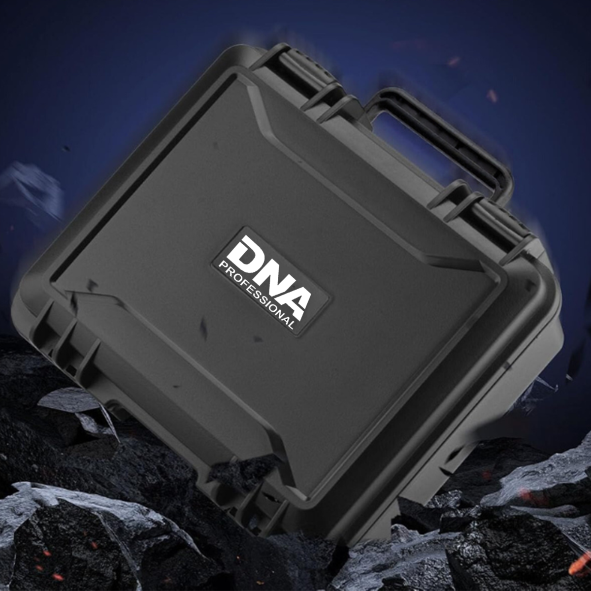 Ein schwarzer DNA Professional Koffer liegt auf dunklen Steinen vor einem blauen Hintergrund.