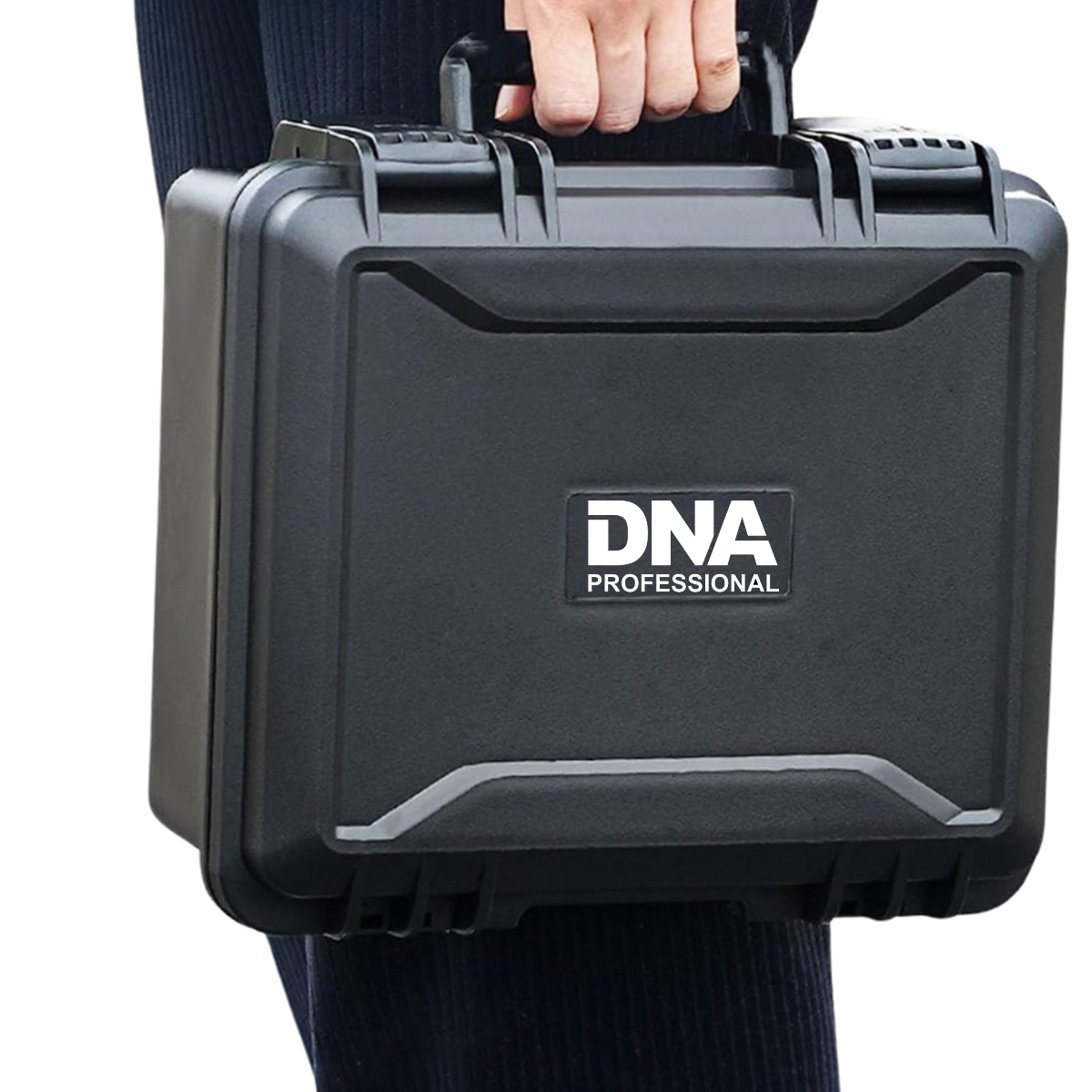 Eine Person hält einen schwarzen Hartschalenkoffer mit der Aufschrift DNA Professional.