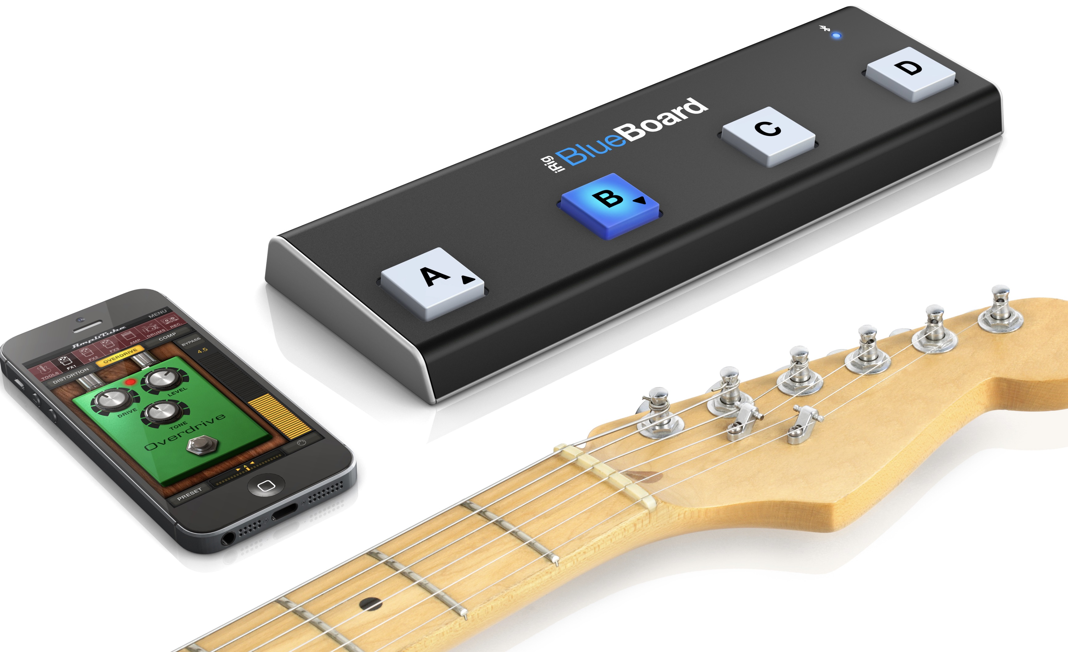 Un iRig BlueBoard noir, un smartphone avec application d'effets et un manche de guitare sur fond blanc.