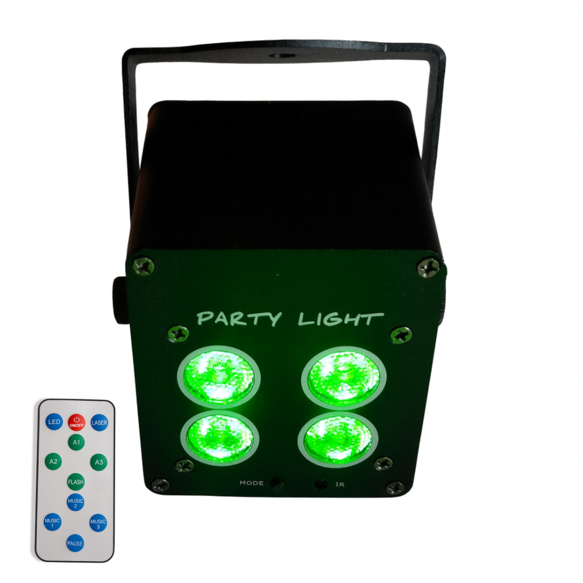 Ein schwarzer Partylichtprojektor mit vier leuchtenden grünen Linsen und einer zugehörigen Fernbedienung auf weißem Hintergrund.