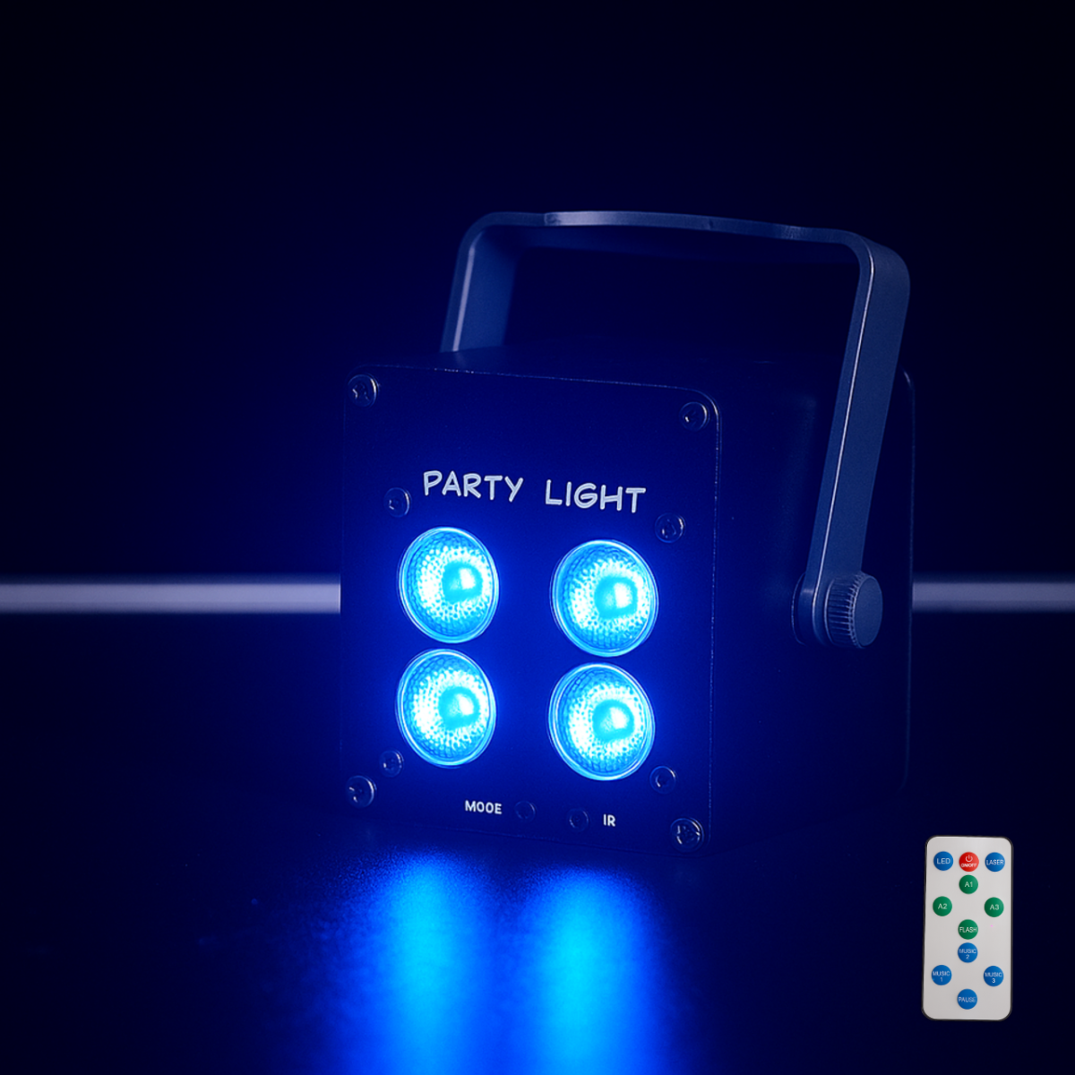 Ein schwarzes Partylicht mit vier hellblauen LED-Lampen und einem Griff, dazu eine Fernbedienung.