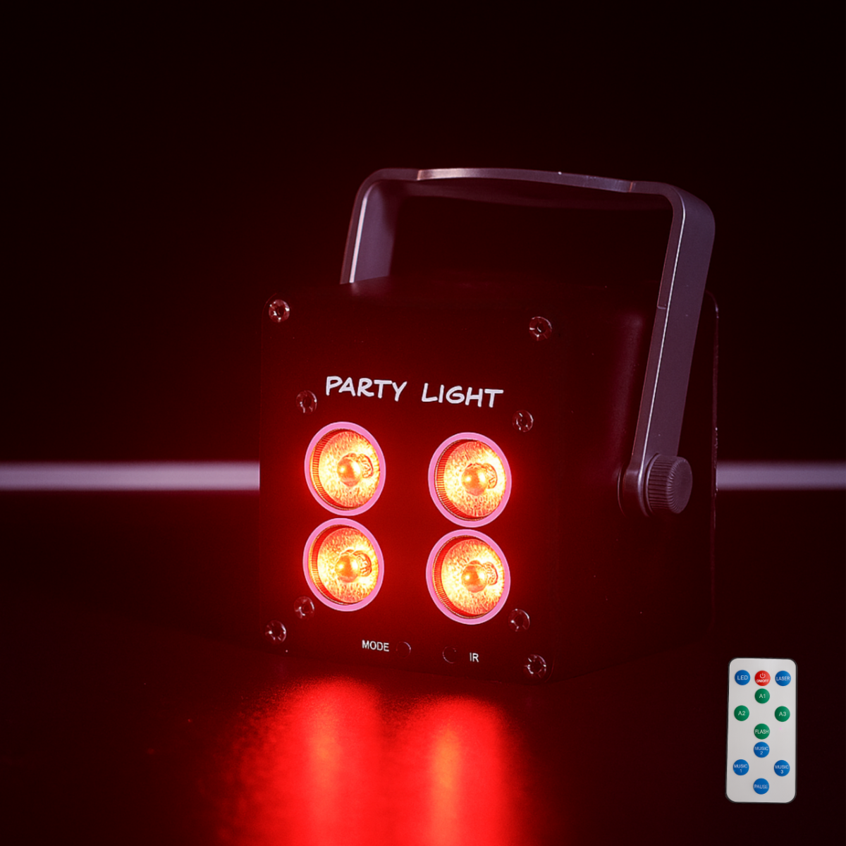 Ein schwarzer Partylicht-Strahler mit vier roten LEDs und einem Haltegriff steht auf einem Tisch, daneben eine Fernbedienung.