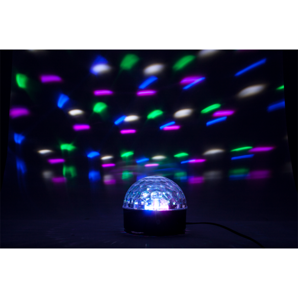 Eine glitzernde Diskokugel auf dunklem Hintergrund strahlt bunte Lichtpunkte an die Decke.