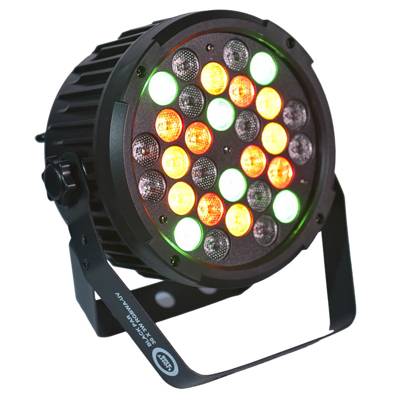 Ein schwarzer LED-Strahler mit vielen bunten Leuchten auf einer Halterung.