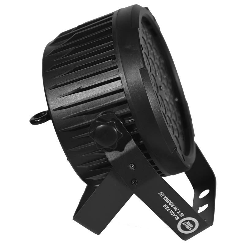 Schwarzer LED-Scheinwerfer mit Kühlrippen und U-förmigem Montagebügel vor weißem Hintergrund.