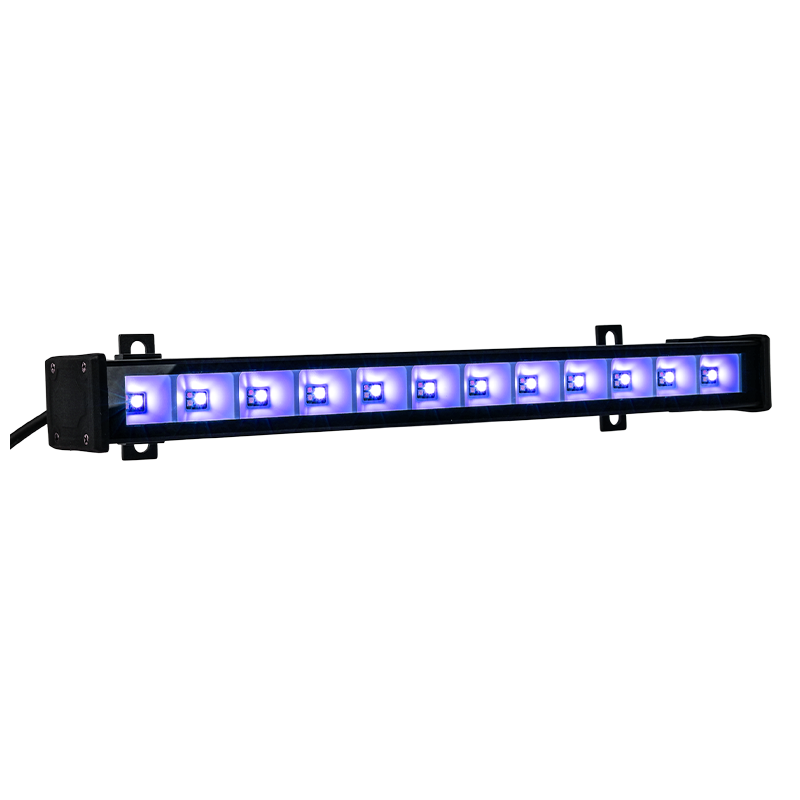Eine schwarze UV-LED-Lichtleiste mit zwölf leuchtenden blauen Lichtern vor weißem Hintergrund.
