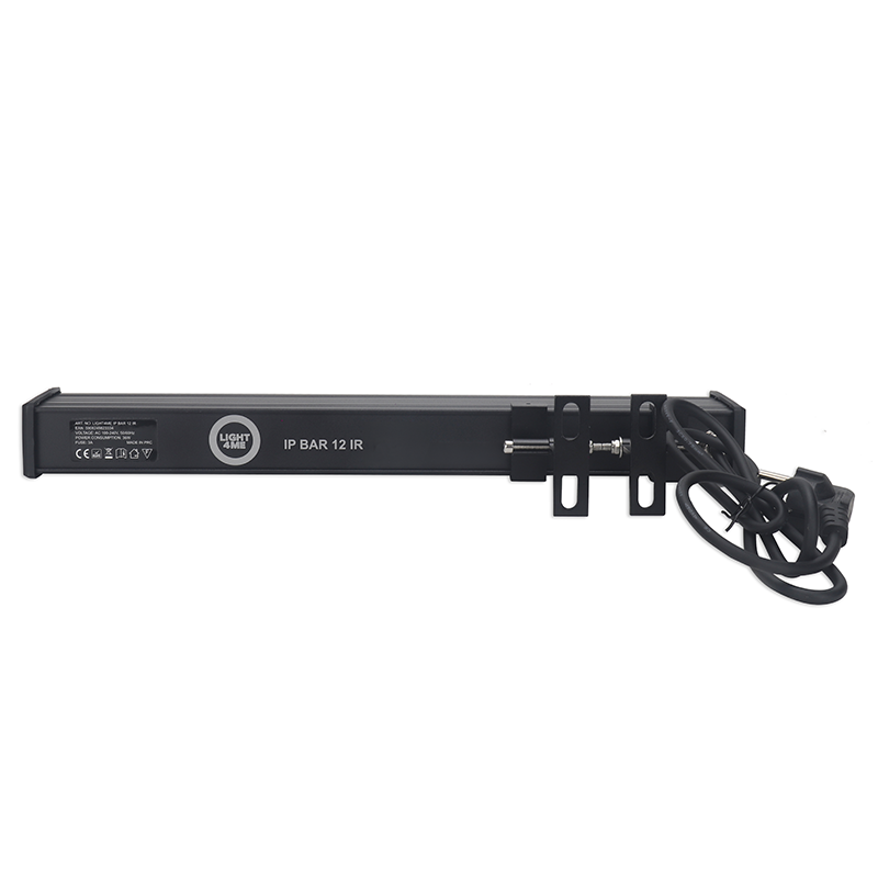 Eine schwarze Light4Me IP Bar 12 IR LED-Leiste mit Montagehalterungen und zusammengerolltem Stromkabel auf weißem Grund.