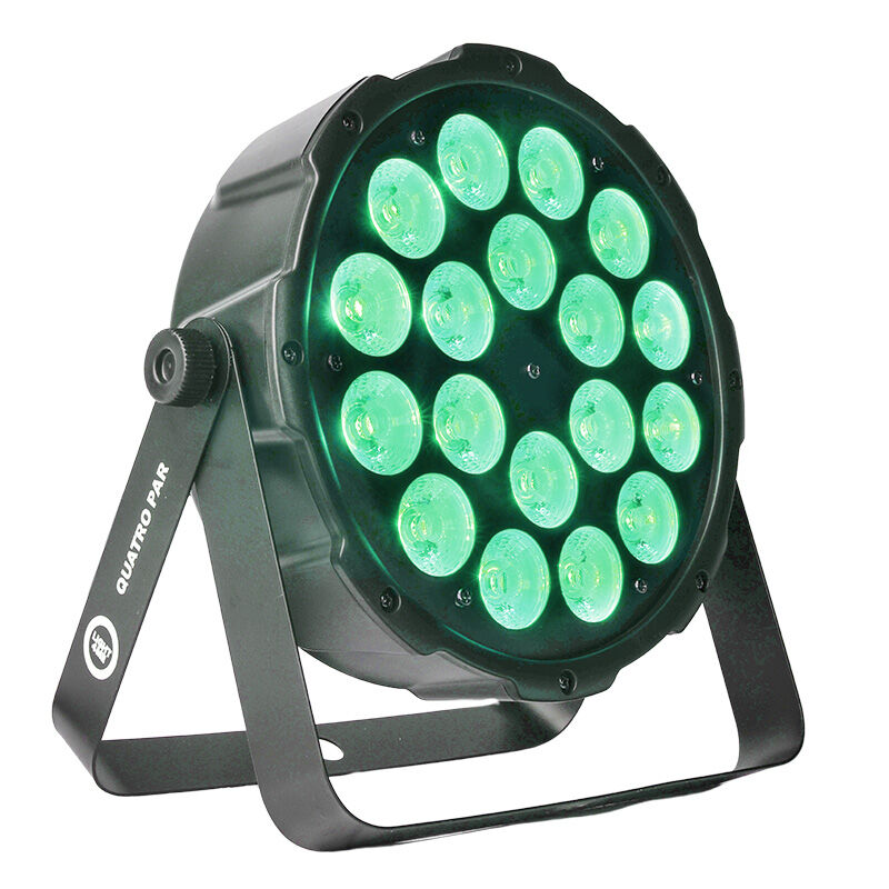 Ein schwarzer Quatro Par LED-Scheinwerfer mit grün leuchtenden LEDs auf einem Haltebügel.