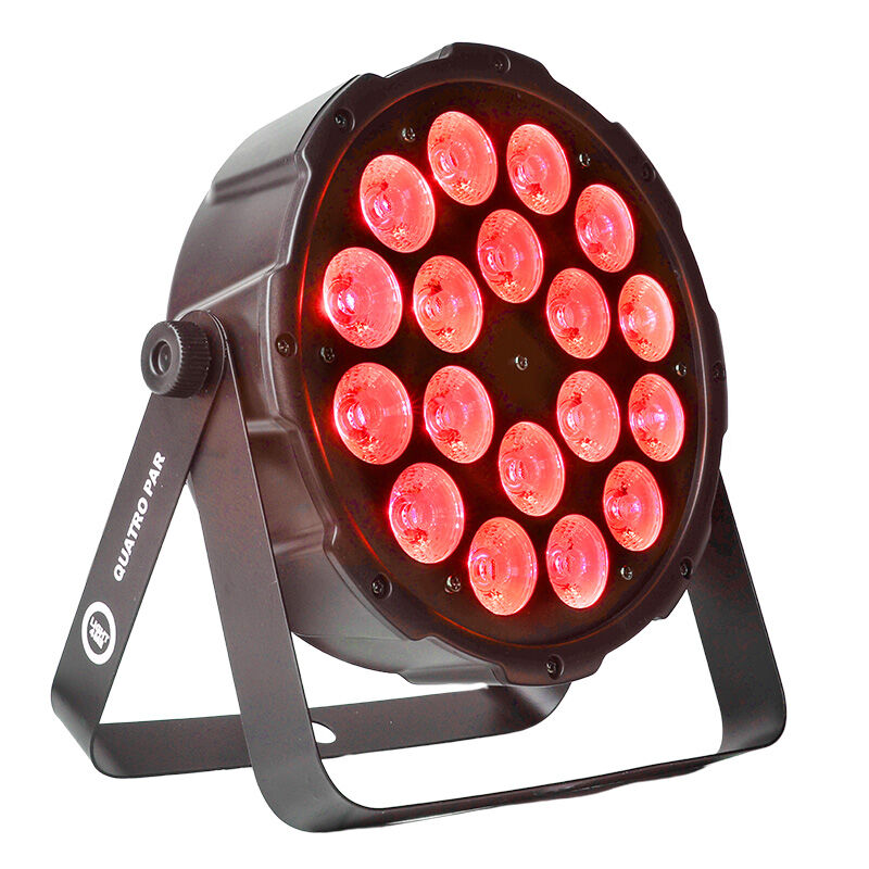 Ein schwarzer Quatro Par LED-Scheinwerfer leuchtet rot in einem weißen Studio.