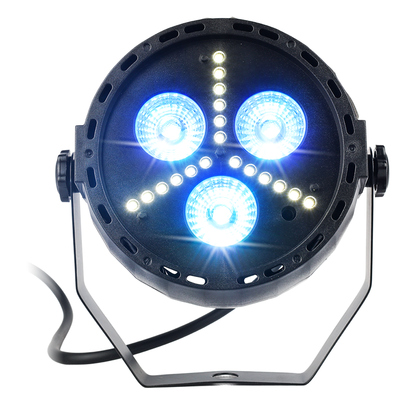 Ein schwarzer LED-Strahler mit drei großen blauen Leuchten und integrierten kleineren weißen LED-Streifen.