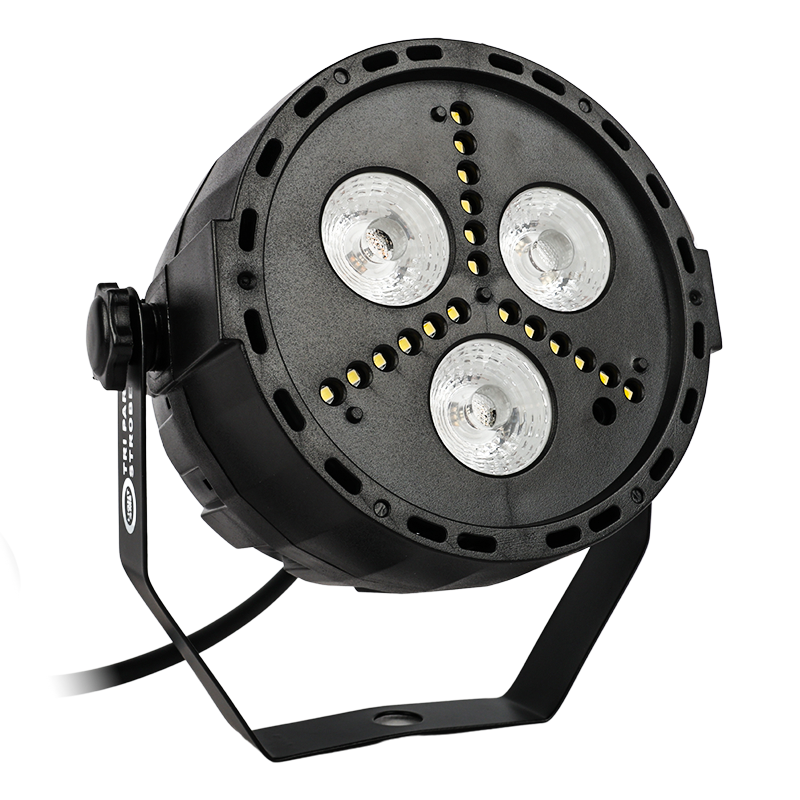 Ein schwarzer Bühnenscheinwerfer mit drei großen runden Lampen und kleineren LED-Punkten.