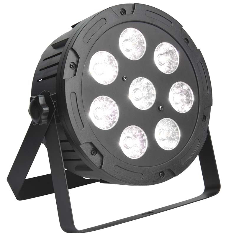 Ein schwarzer Bühnenscheinwerfer mit sieben hellen LED-Linsen auf einem verstellbaren Ständer vor weißem Hintergrund.