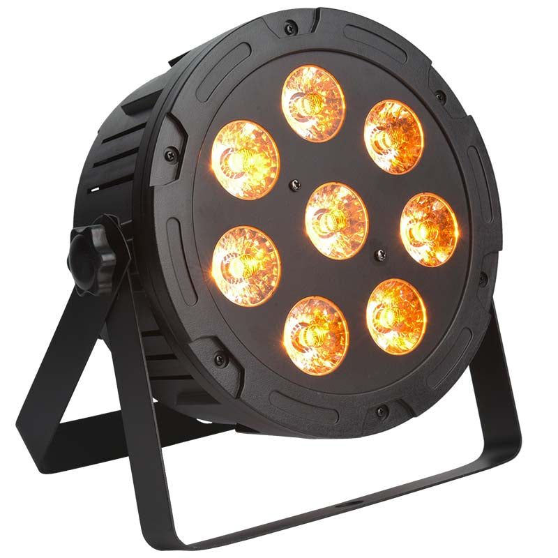Eine runde schwarze LED-Bühnenleuchte mit sieben aktivierten, leuchtend orangefarbenen Linsen auf einem Ständer.