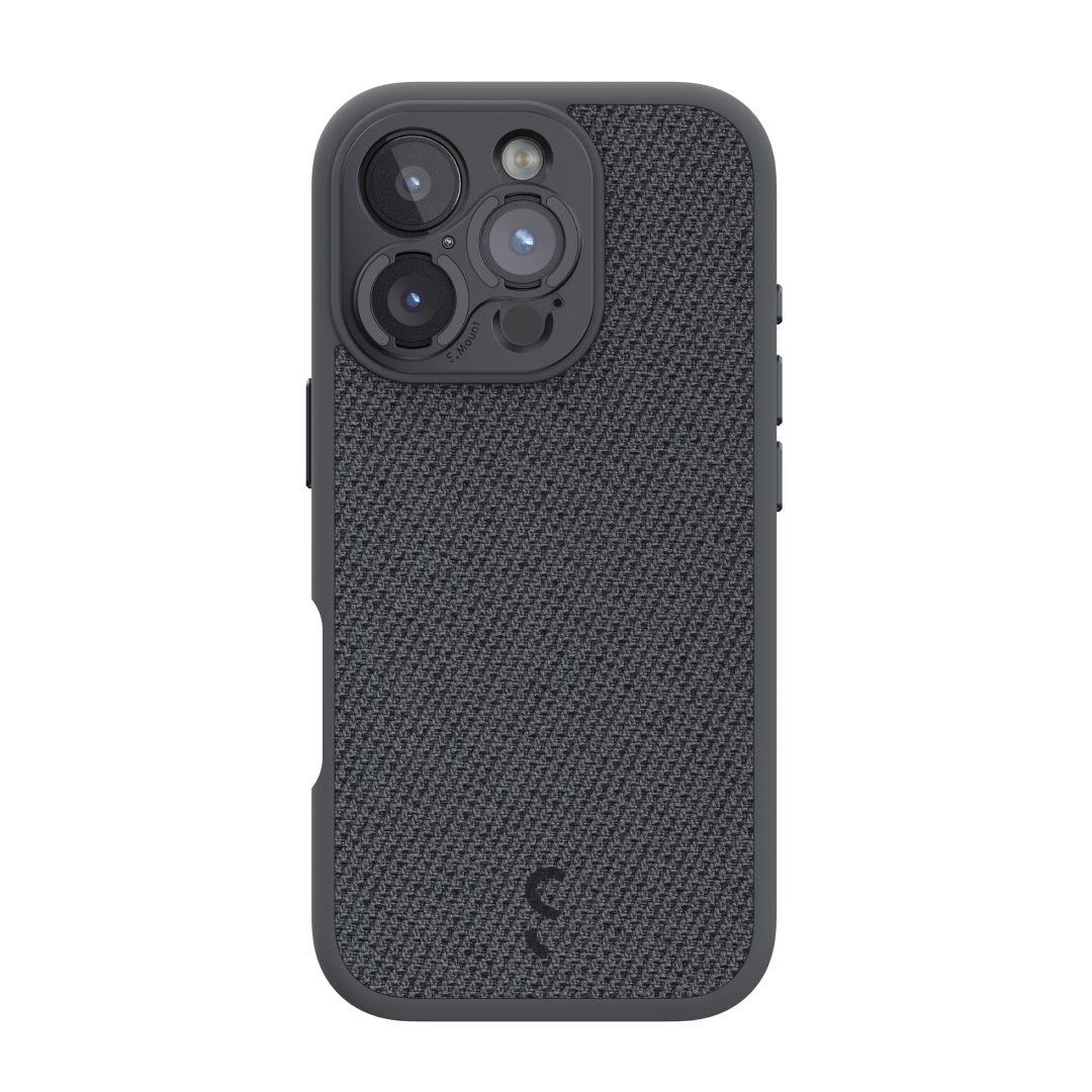 Eine dunkelgraue Smartphone-Hülle mit strukturierter Stoffrückseite und Kameramodul oben links.