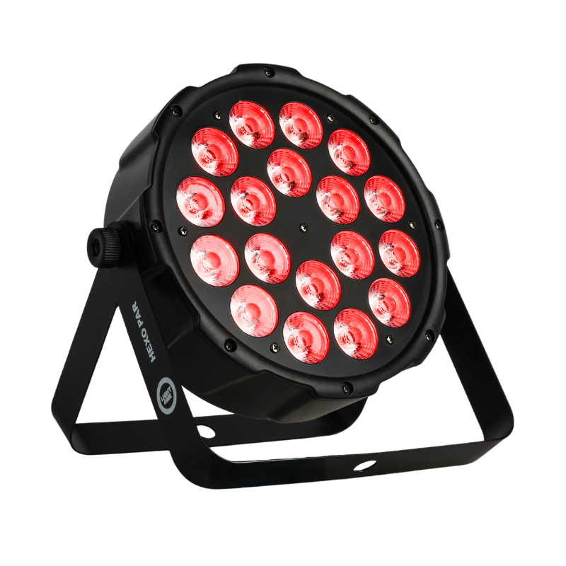 Ein schwarzer LED-Scheinwerfer auf einem Metallstandfuß leuchtet mit mehreren roten LEDs.