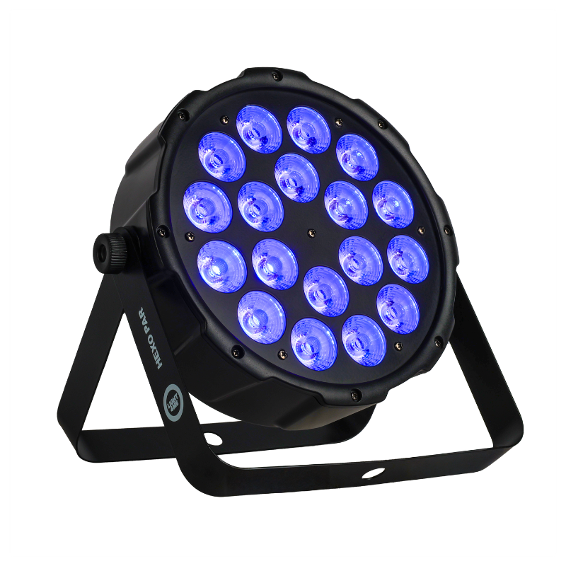 Ein schwarzer Hexo Par-Scheinwerfer mit leuchtend blauen LED-Linsen steht auf einem Metallständer vor weißem Hintergrund.