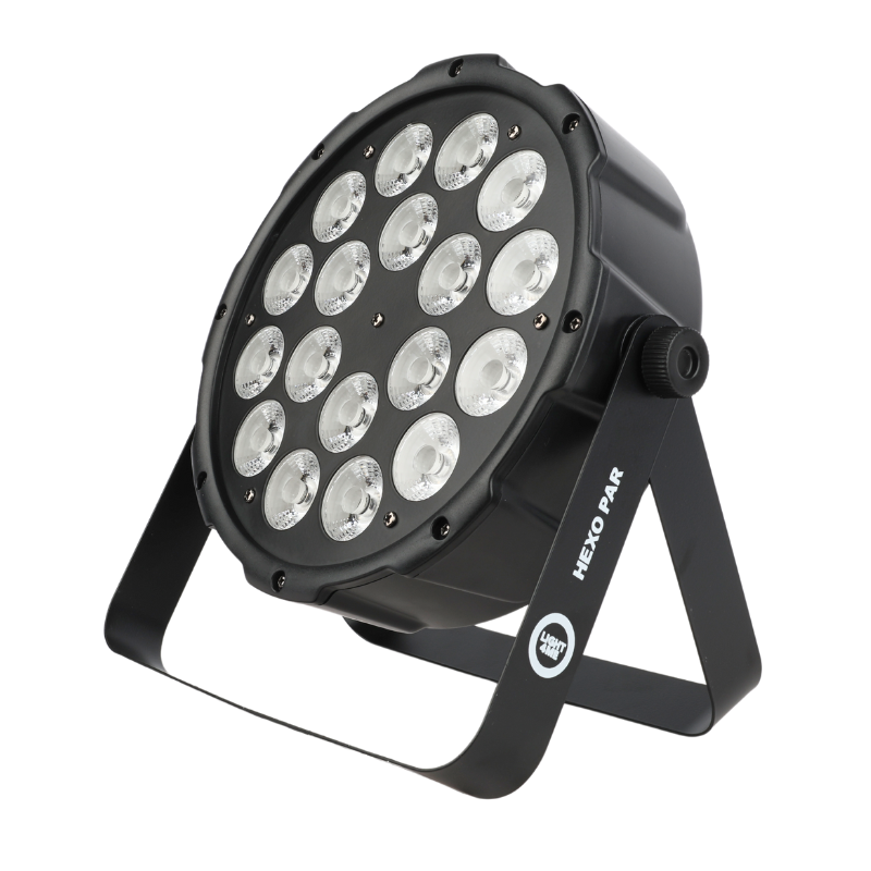 Ein schwarzer Hexo Par Bühnenscheinwerfer mit mehreren LEDs auf einem Doppelbügel vor weißem Hintergrund.