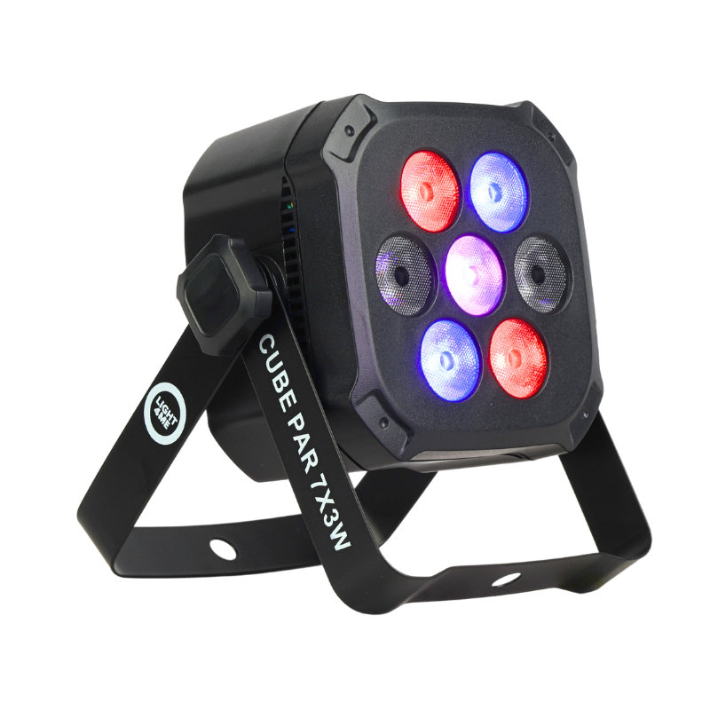 Ein schwarzer Light4Me CUBE PAR 7X3W LED-Scheinwerfer auf einem doppelten Metallbügel vor weißem Hintergrund.