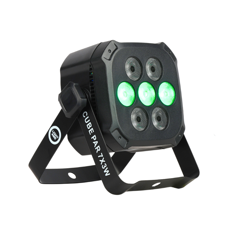 Schwarzer LED-Scheinwerfer CUBE PAR 7X3W mit grün leuchtenden mittleren Lampen, auf einem weissen Hintergrund.