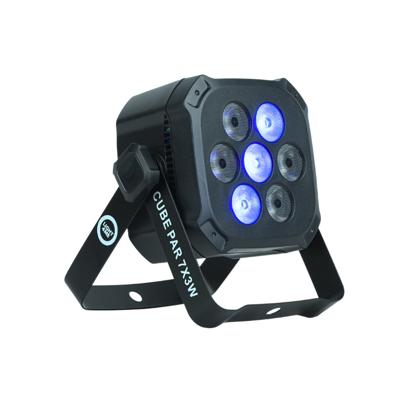 Ein schwarzer LED-Scheinwerfer mit sieben kreisförmig angeordneten Linsen, von denen einige blau leuchten.