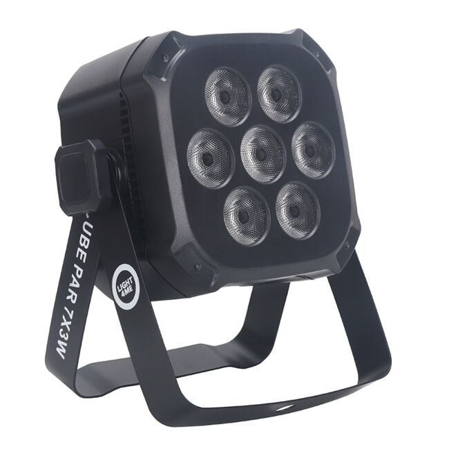 Ein schwarzer LED-Scheinwerfer mit sieben kreisförmigen Linsen steht auf einem verstellbaren U-förmigen Ständer.