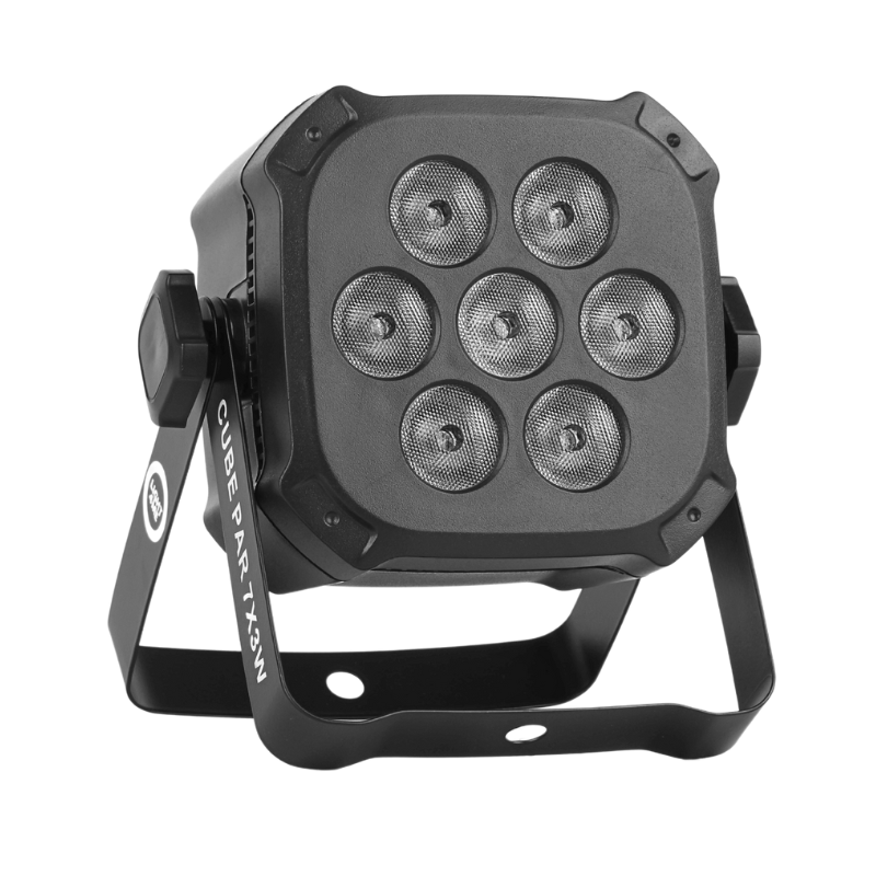 Ein schwarzer Cube Par 7x3W Scheinwerfer mit sieben LED-Linsen auf einem verstellbaren Standfuß vor weißem Hintergrund.