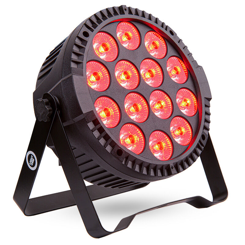 Ein schwarzer LED-Bühnenscheinwerfer mit mehreren roten kreisrunden Lichtern auf einem verstellbaren Metallständer.