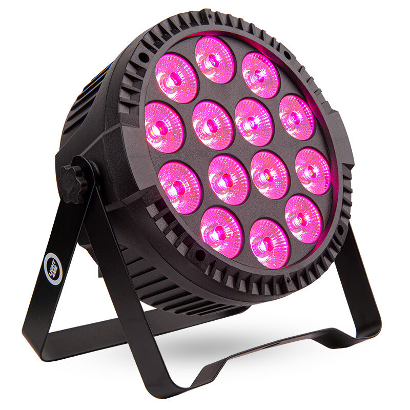 Ein schwarzer Bühnenscheinwerfer mit zwölf leuchtend rosa LED-Lichtern auf einem Doppelmetallständer.
