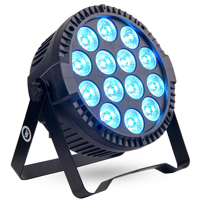 Ein schwarzer Bühnenscheinwerfer mit blauen LED-Lampen auf verstellbarem Metallständer vor weißem Hintergrund.