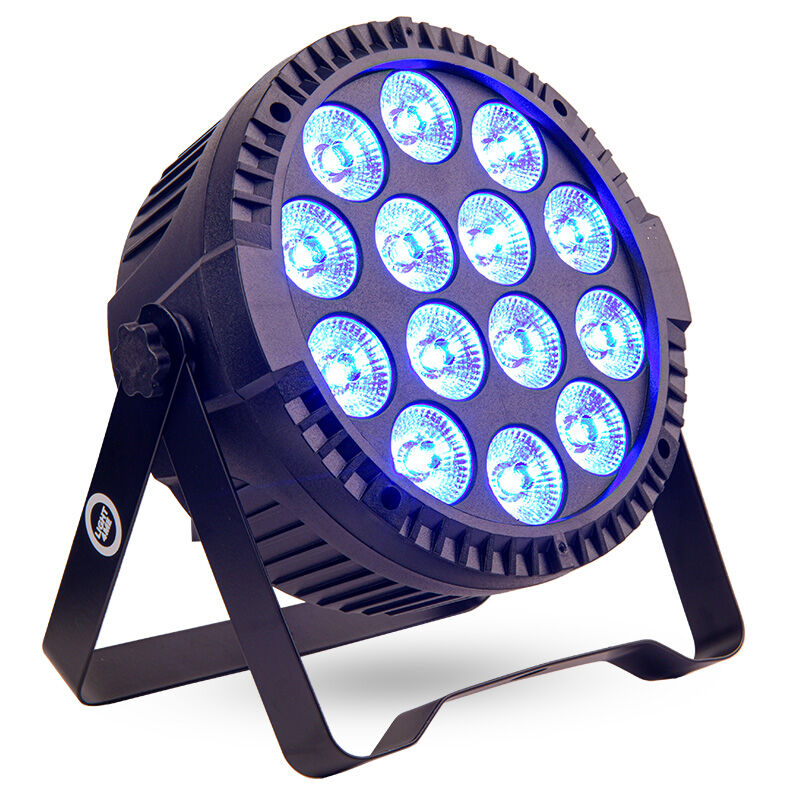 Ein schwarzer LED-Scheinwerfer mit blauen Lichtern und Standfuß auf weißem Hintergrund.