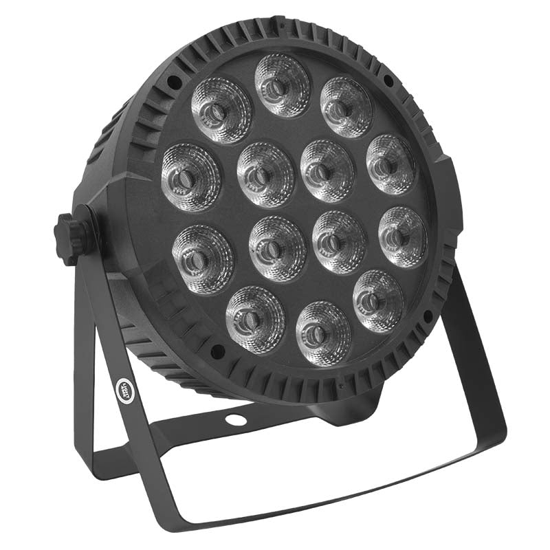 Ein schwarzer LED-Bühnenscheinwerfer mit zwölf kreisförmig angeordneten Linsen auf einem Metallständer.