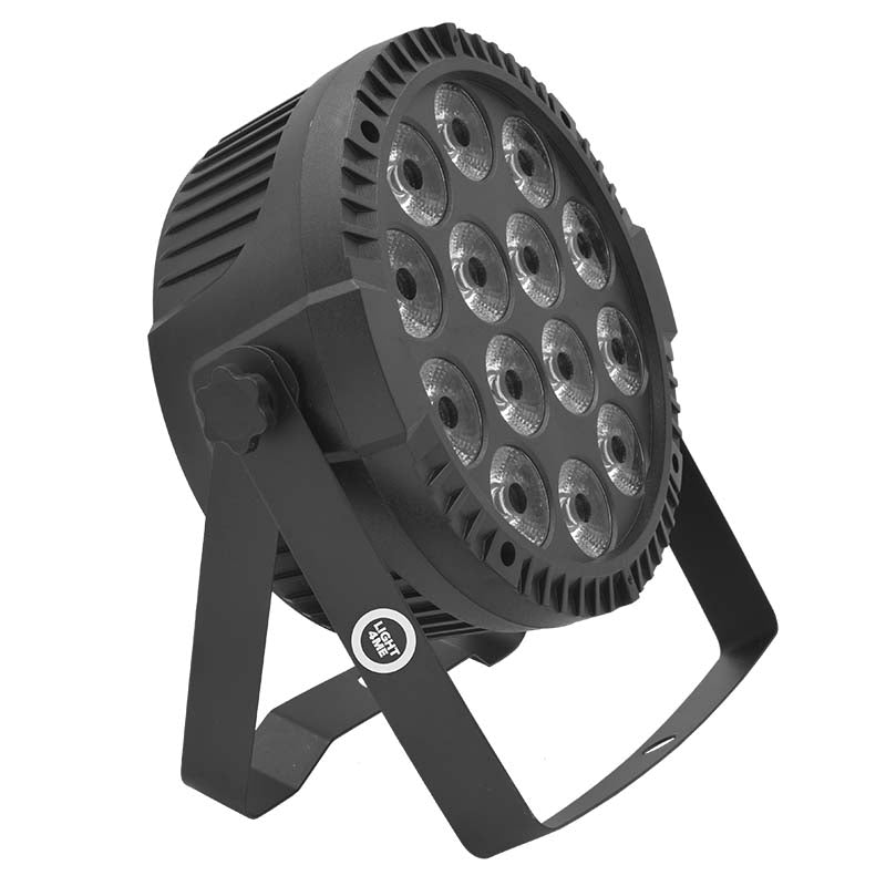 Ein schwarzer Bühnenscheinwerfer mit mehreren LED-Linsen, in einer Metallhalterung vor weißem Hintergrund.