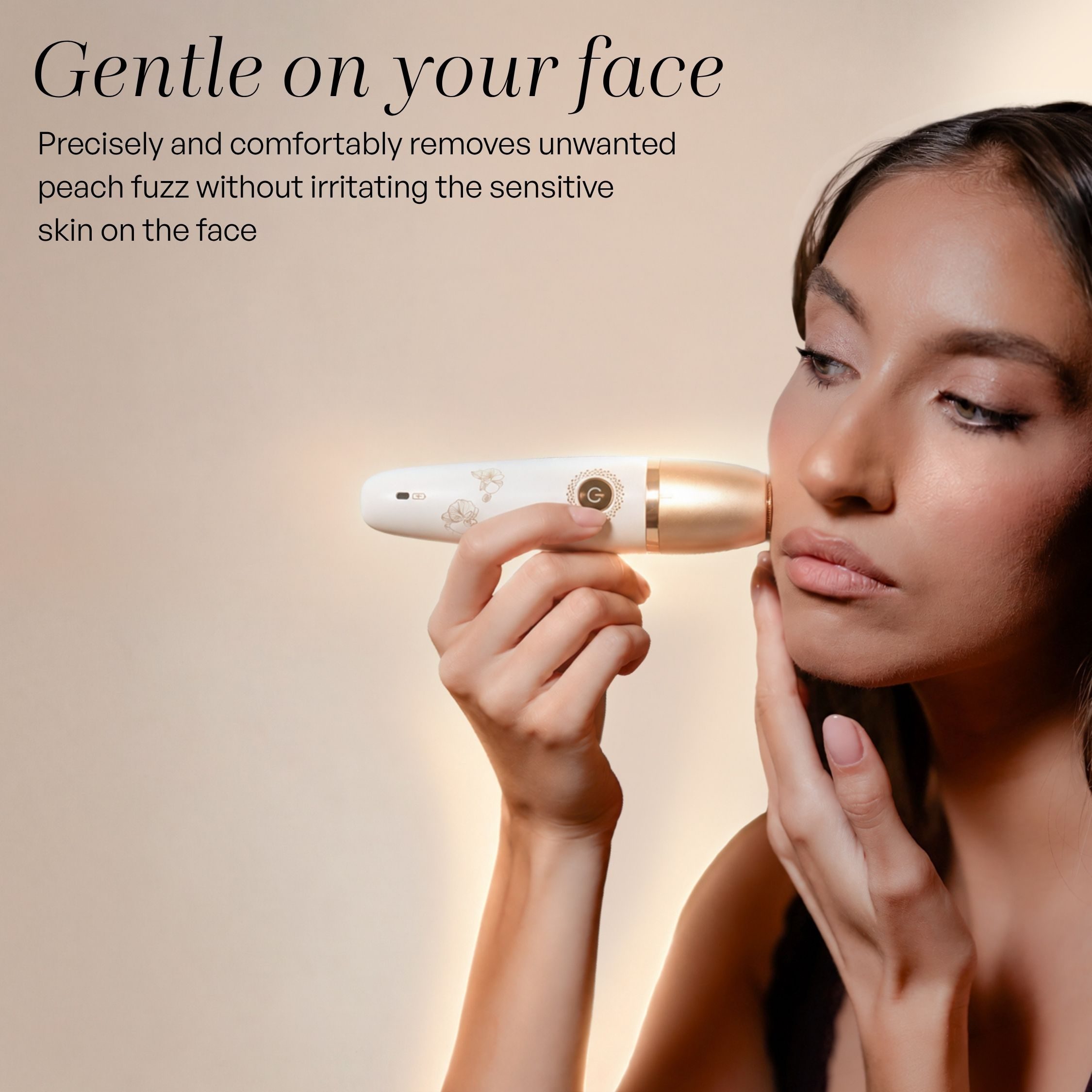 Femme utilise un épilateur facial blanc. Le texte dit doux pour votre visage.