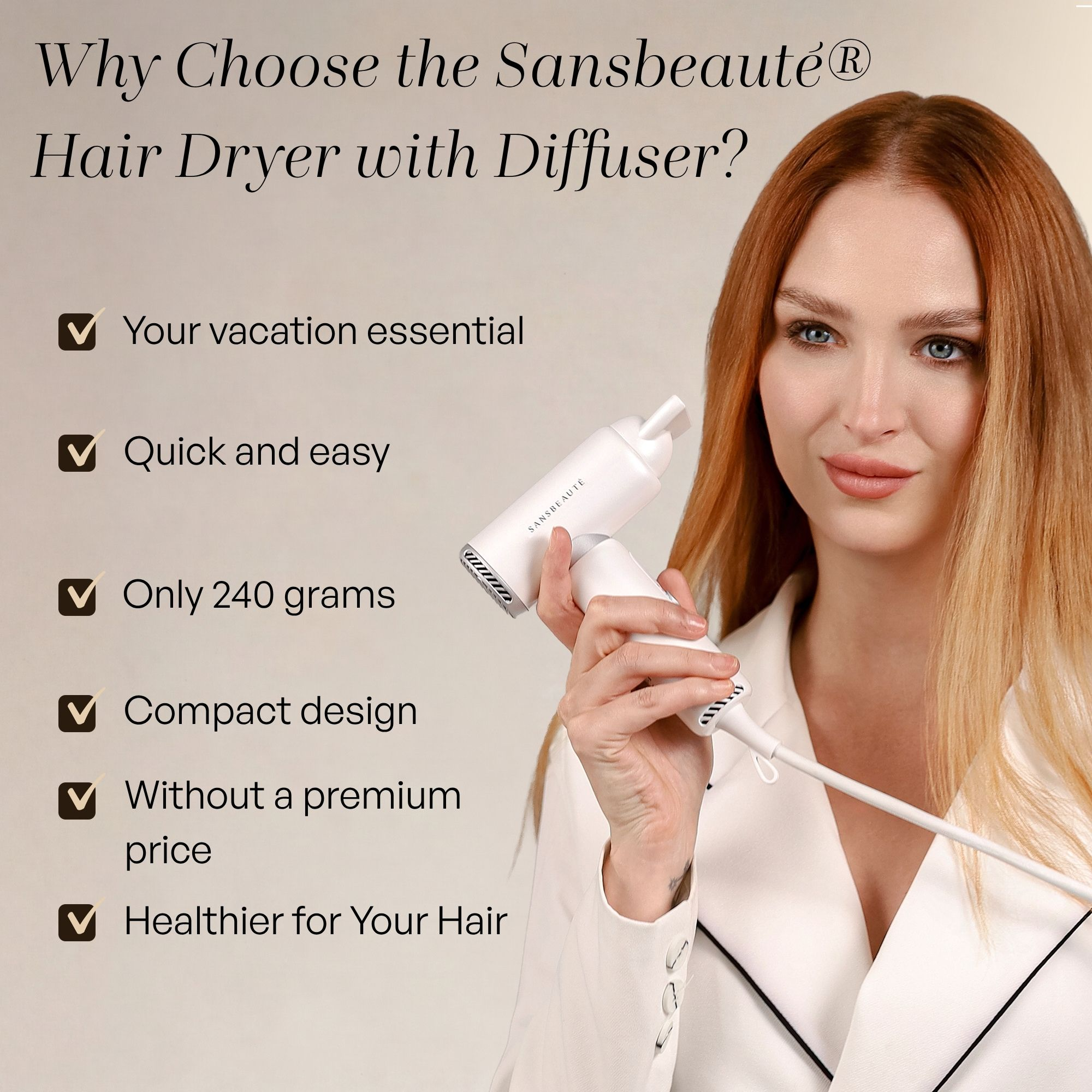 Une femme tient un sèche-cheveux blanc Sansbeauté avec des avantages textuels sur fond beige.