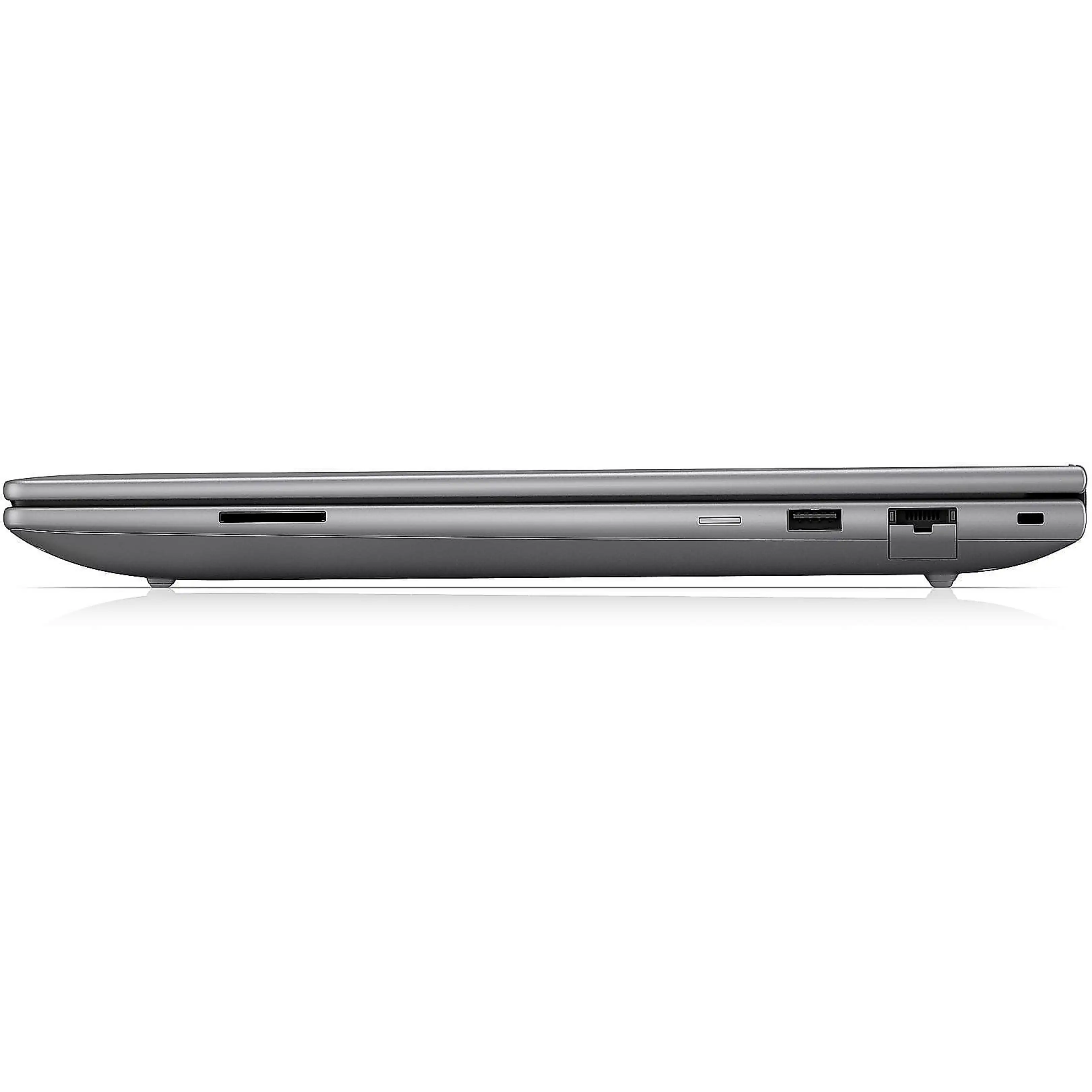 Vista laterale di un laptop grigio chiuso che mostra varie porte su una superficie bianca.